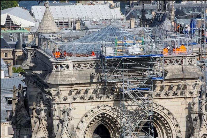 Les éléments sculptés de la façade Notre-Dame de Paris, révélant détails complexes et symbolisme religieux.
